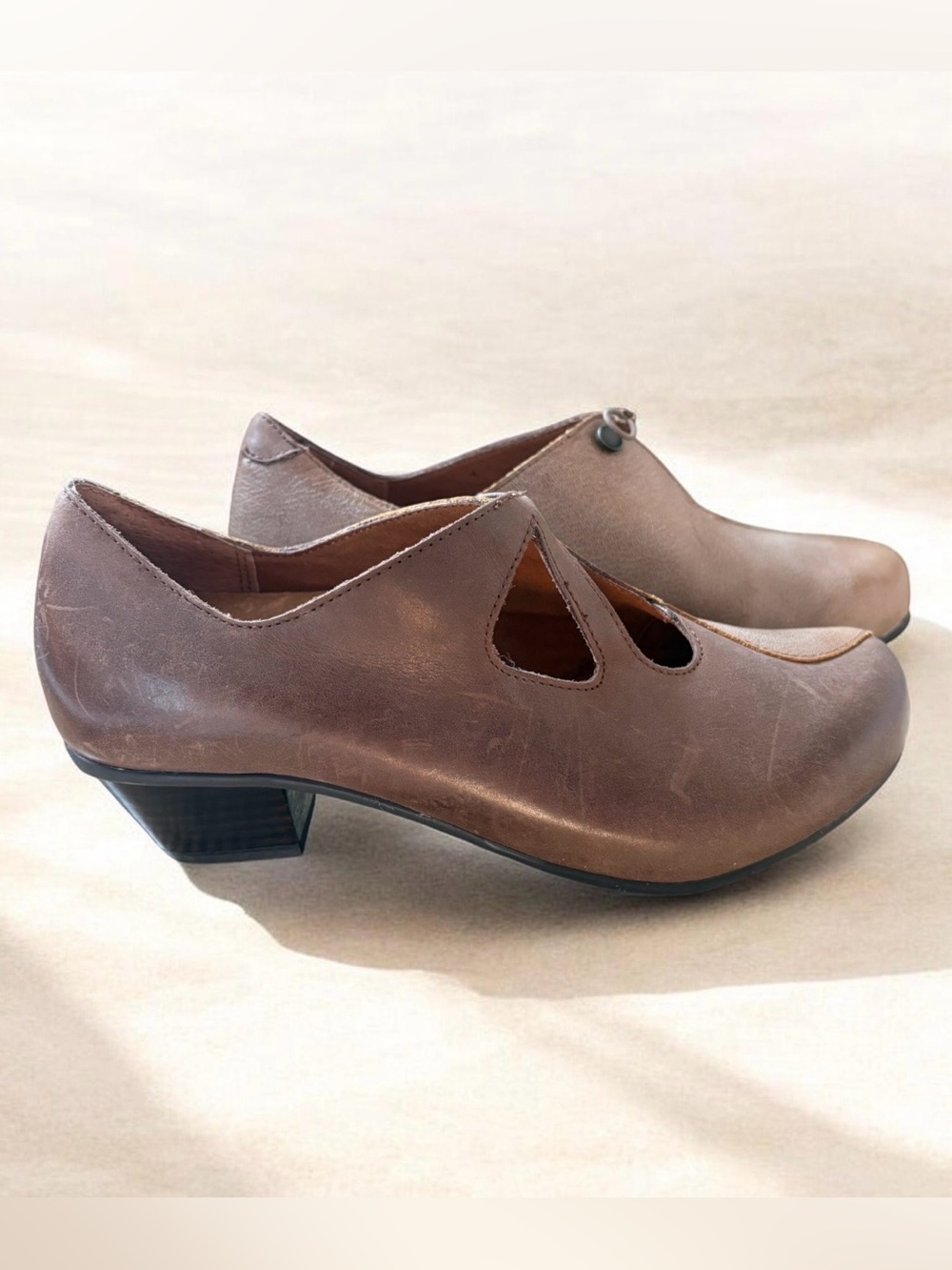 NWOT Aetrex Taupe Leather Low Heel Mary Jane’s Size 7 Artsy and Unique - Picture 2 of 11